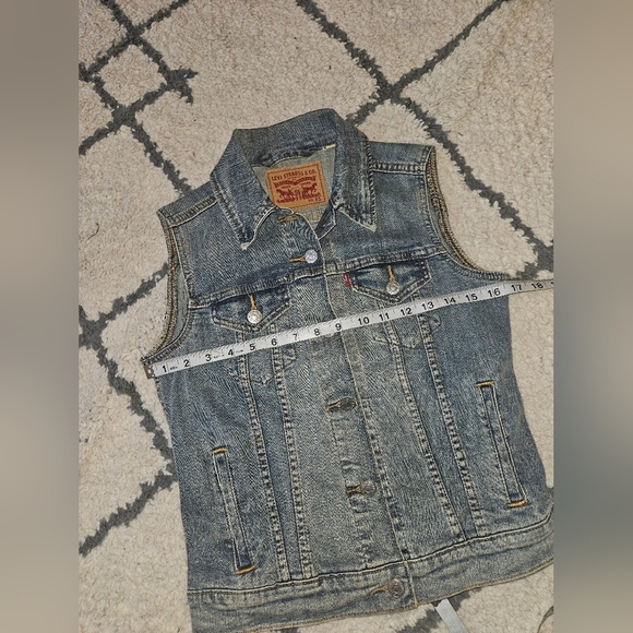 Levi's denim vest with DIY detail on back xs - Picture 4 of 5